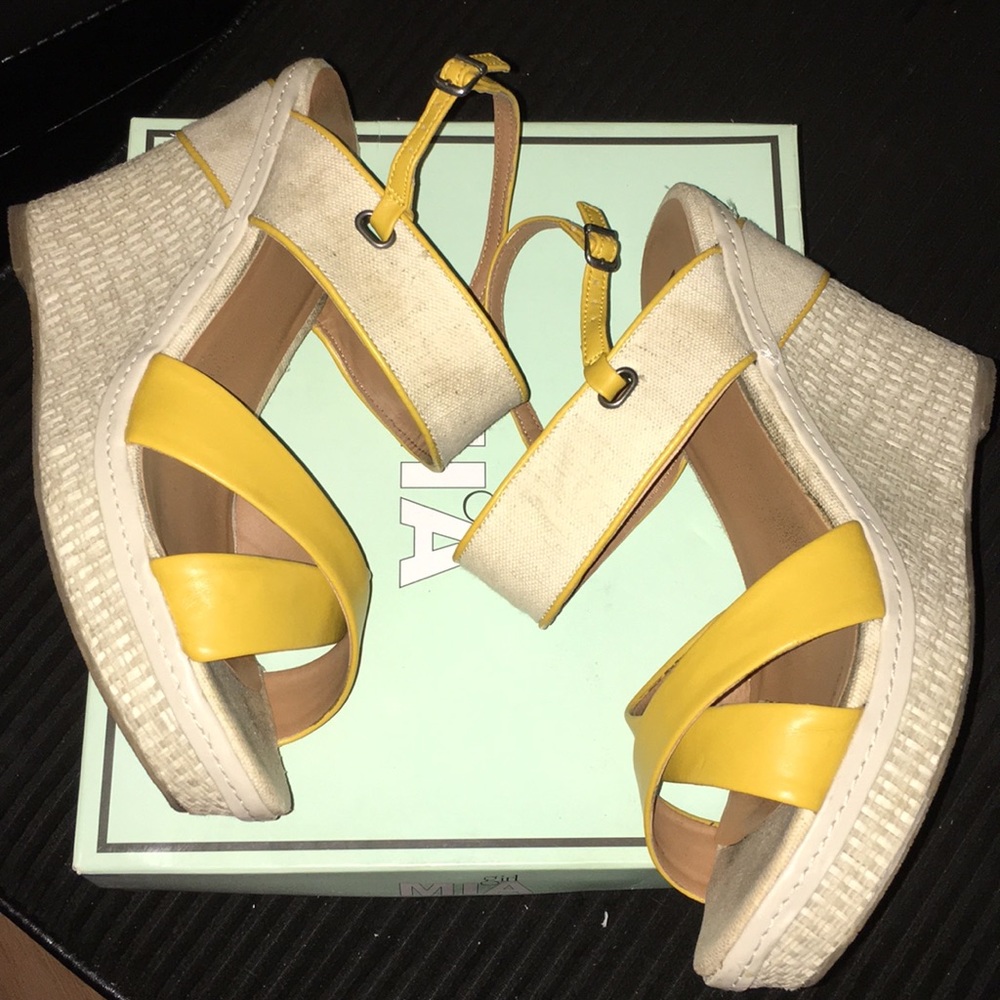 Girl Mia Francena Yellow Sandal - Picture 4 of 6